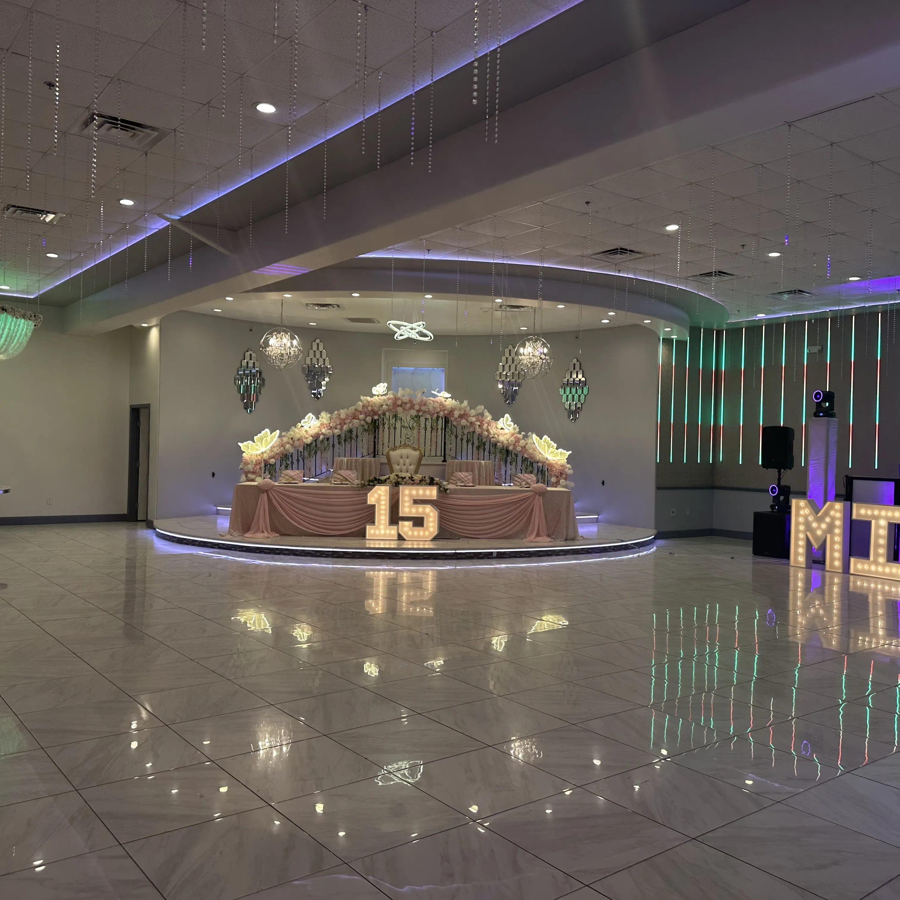 Perlas Deluxe Hall